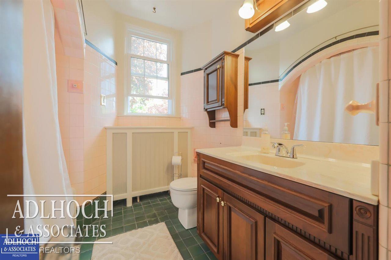 705 Barrington Road Detroit, MI 48215 - Photo 25 of 35 50075047-24.JPG