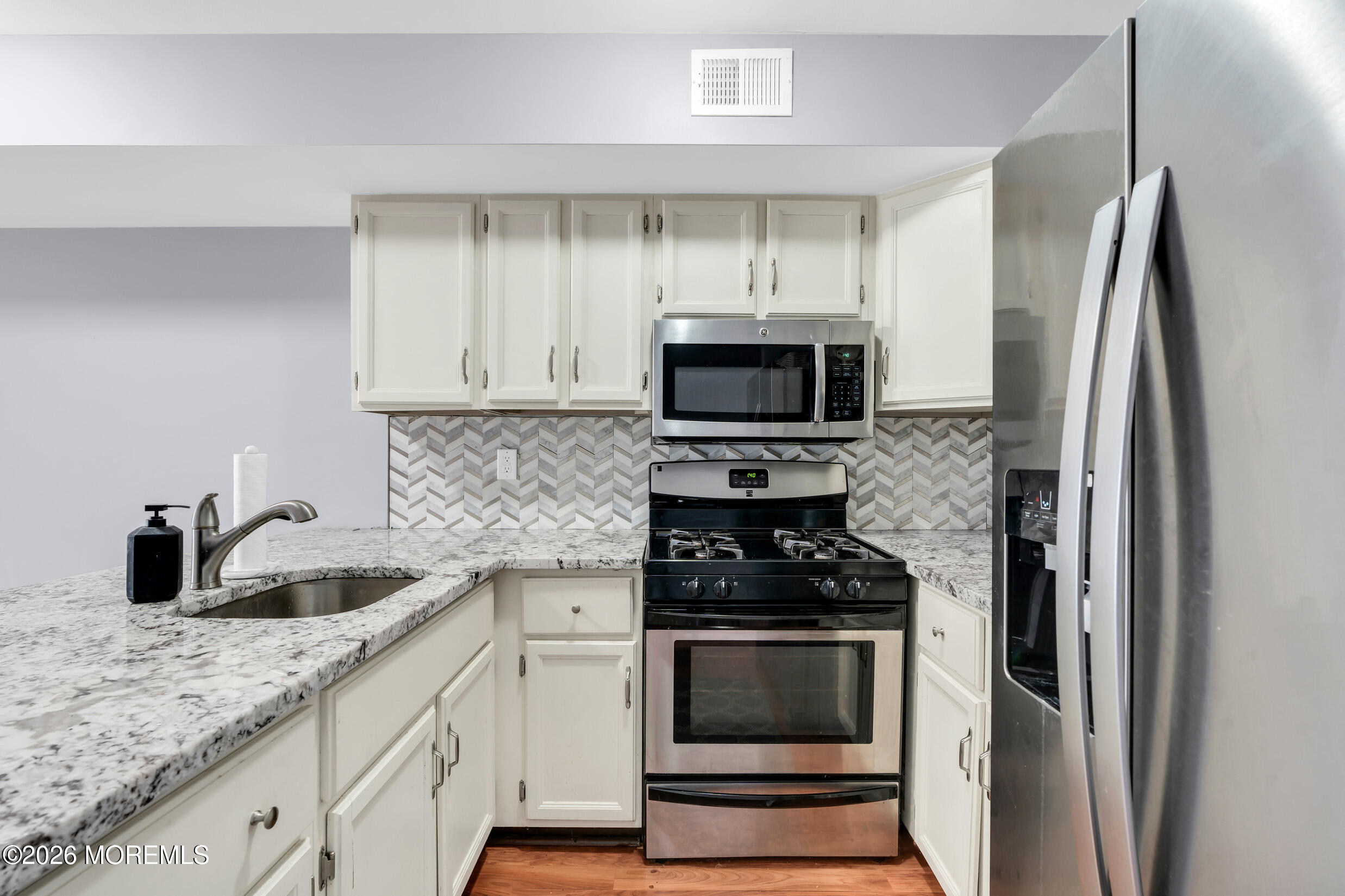 37 Queens Way Englishtown, NJ 07726 - Photo 7 of 35 5 (3)