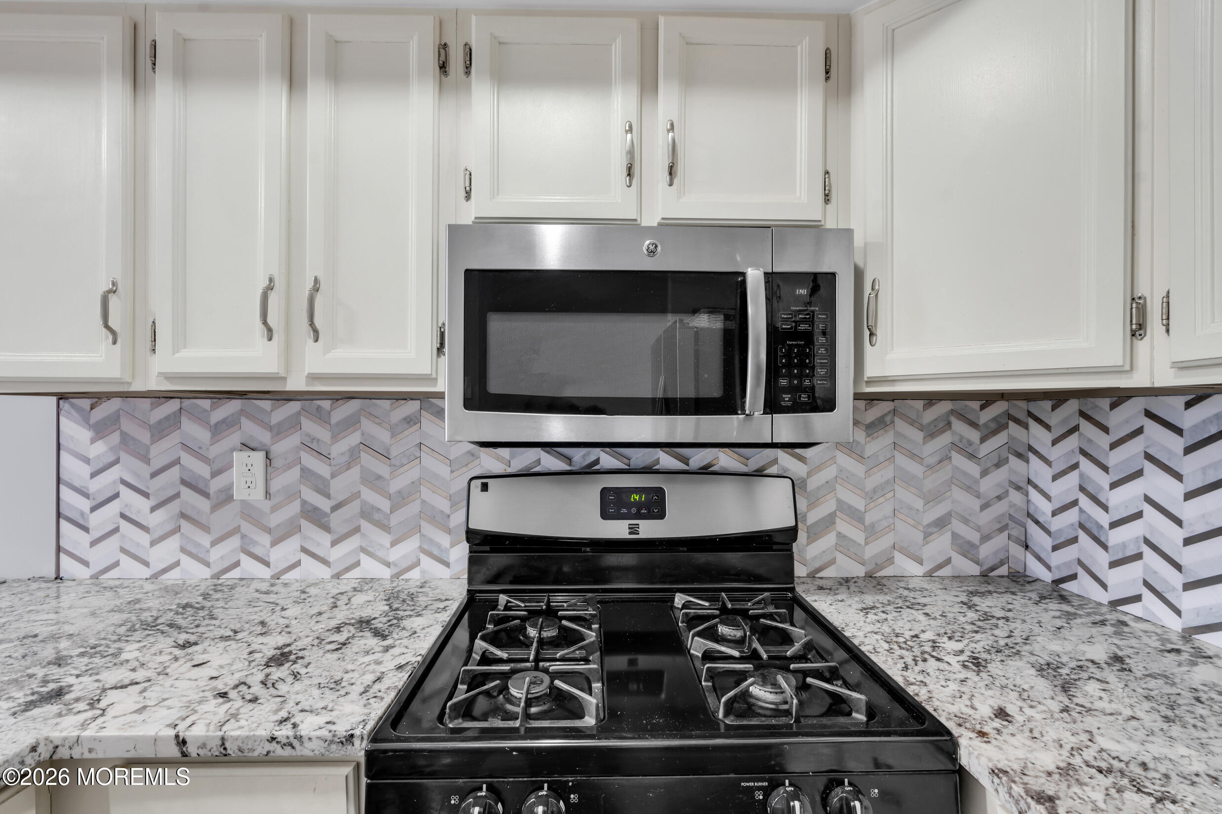 37 Queens Way Englishtown, NJ 07726 - Photo 9 of 35 5 (5)