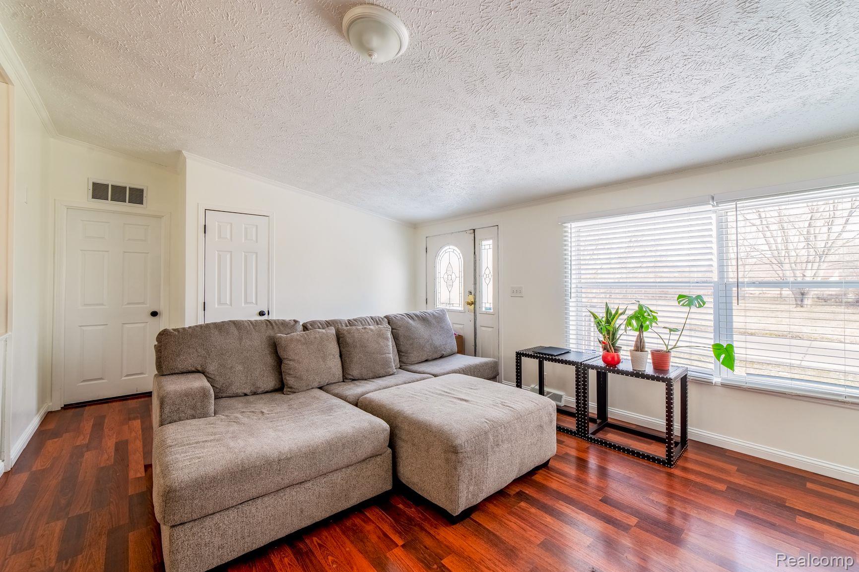 28581 Beechnut Street Inkster, MI 48141 - Photo 4 of 29 Living room