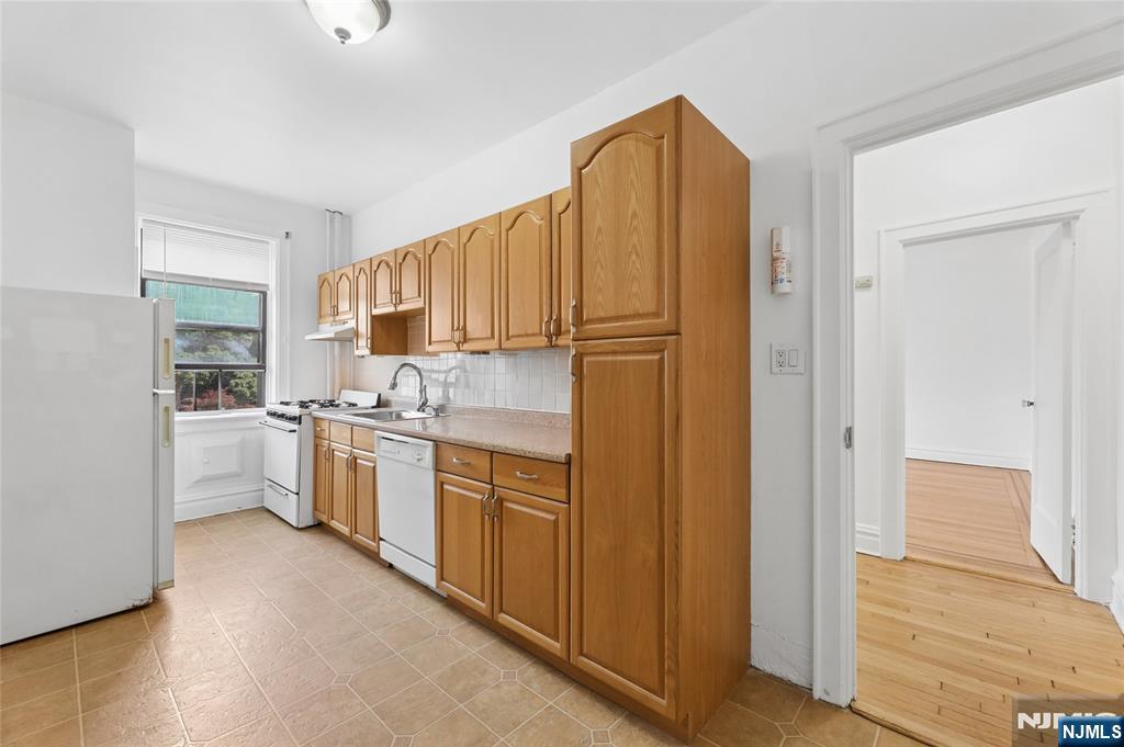 303 Hamilton Place, Unit C2 Hackensack, NJ 07601 - Photo 14 of 21