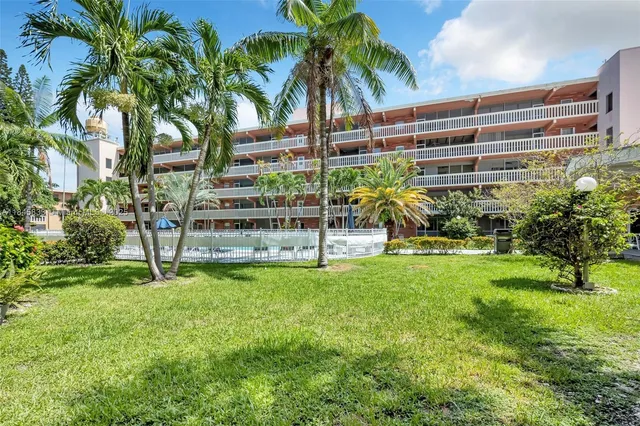 $2,300 | 200 Northeast 12th Avenue, Unit 3A, Hallandale Beach, FL 33009