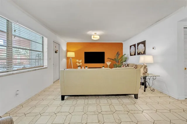 $2,300 | 200 Northeast 12th Avenue, Unit 3A, Hallandale Beach, FL 33009
