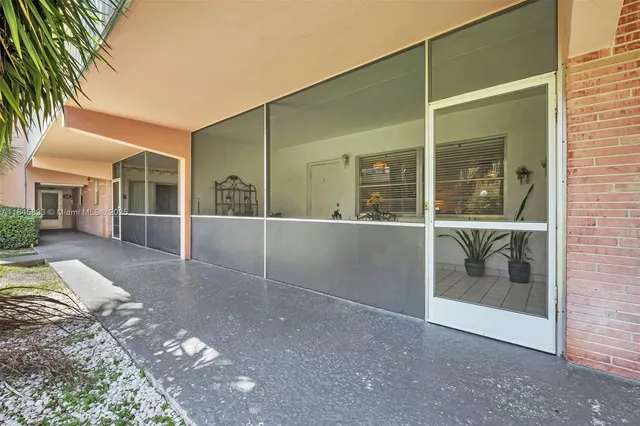 $2,300 | 200 Northeast 12th Avenue, Unit 3A, Hallandale Beach, FL 33009