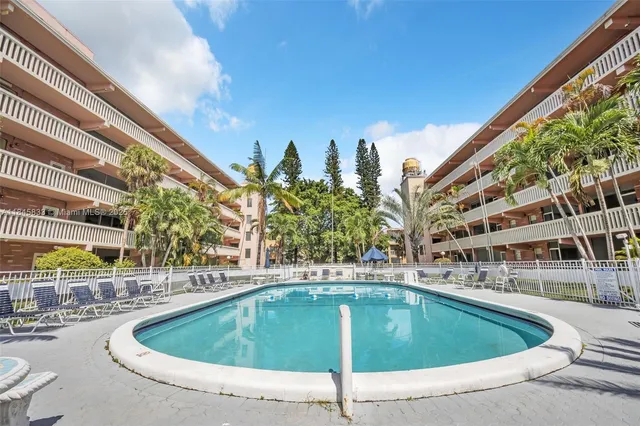 $2,300 | 200 Northeast 12th Avenue, Unit 3A, Hallandale Beach, FL 33009