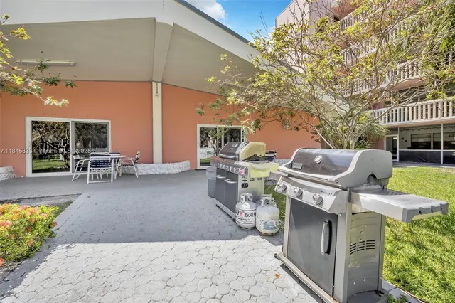 $2,300 | 200 Northeast 12th Avenue, Unit 3A, Hallandale Beach, FL 33009