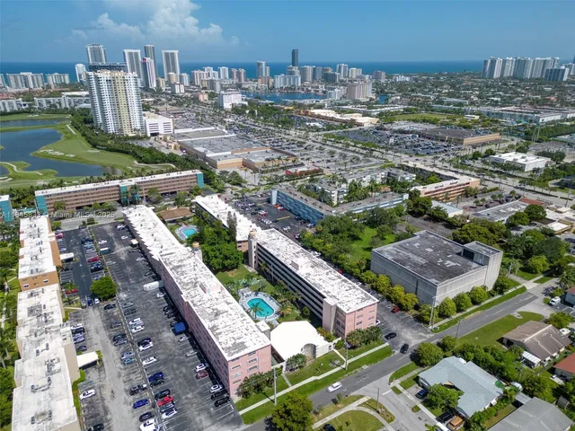 $2,300 | 200 Northeast 12th Avenue, Unit 3A, Hallandale Beach, FL 33009