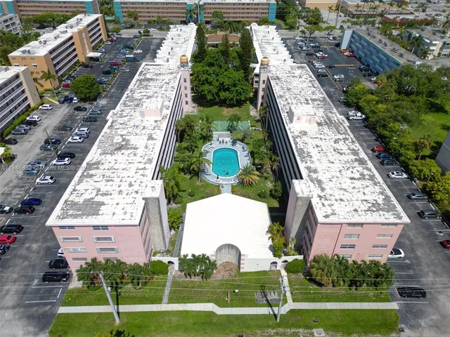 $2,300 | 200 Northeast 12th Avenue, Unit 3A, Hallandale Beach, FL 33009