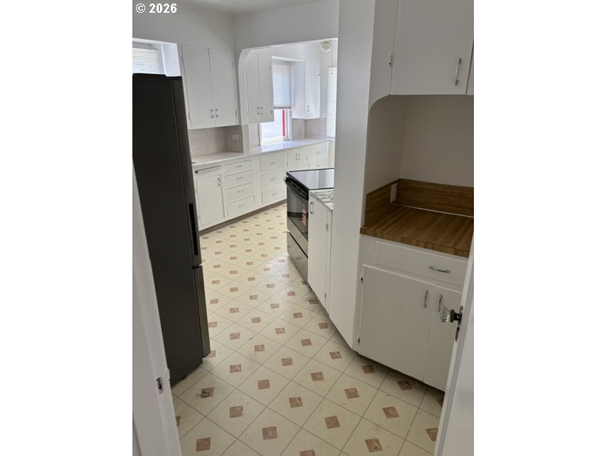 8325 Southeast Division Street Portland, OR 97216 - Photo 37 of 44