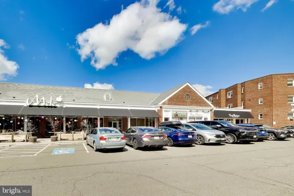 $1,750 | 1720 North Quinn Street, Unit 201, Arlington, VA 22209