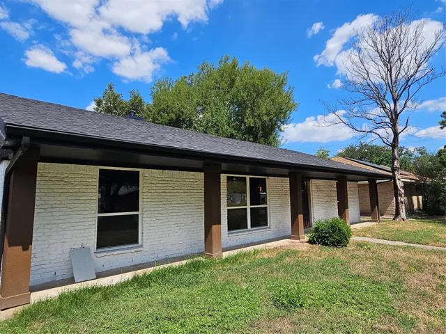 a view of front of a house with a yard