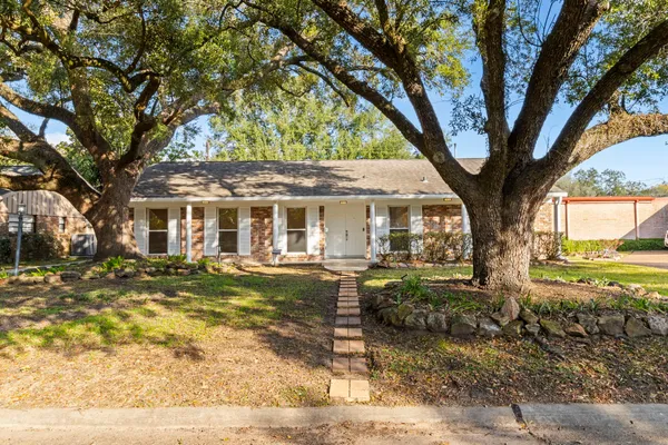 a view of a house with backyard
