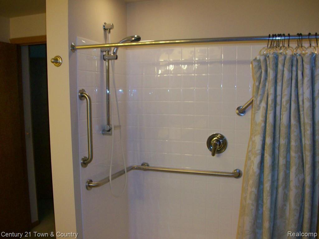 969 GreenView Court, Unit 38 Rochester, MI 48307 - Photo 21 of 37 21-100_1780.jpg