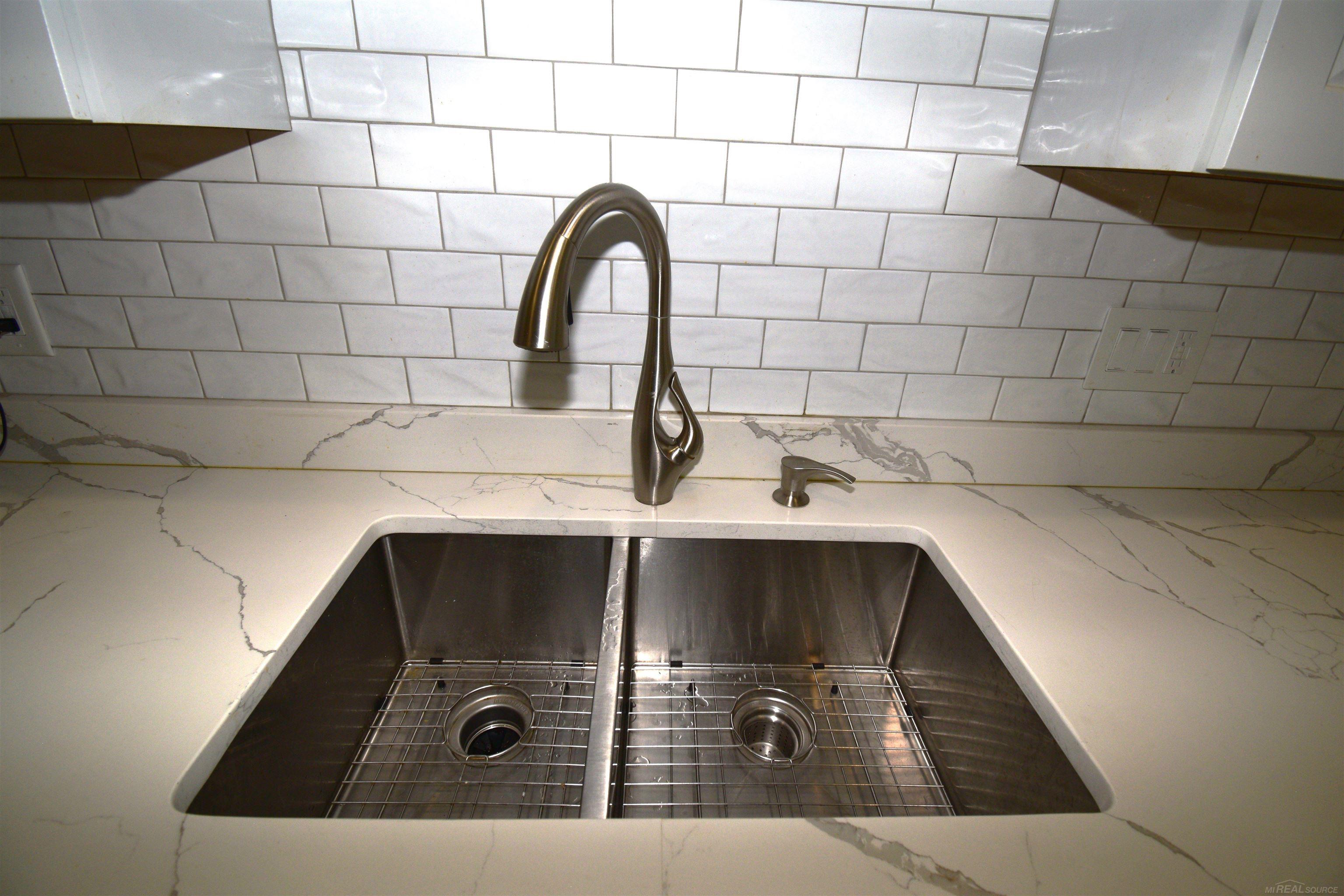 855 Harcourt Road Grosse Pointe, MI 48230 - Photo 7 of 68 50125193-6.JPG
