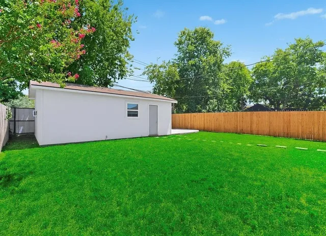 a view of backyard with garden