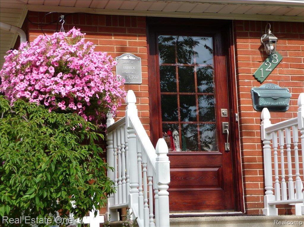 123 South Alice Avenue Rochester, MI 48307 - Photo 6 of 11 FRONT DOOR