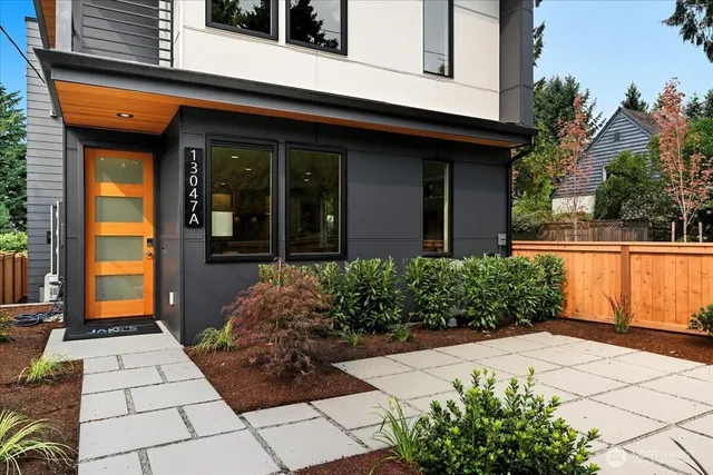 a view of a entrance of the house