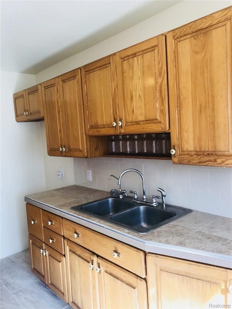 6212 North Bray Road Flint, MI 48505 - Photo 8 of 15 8.jpg