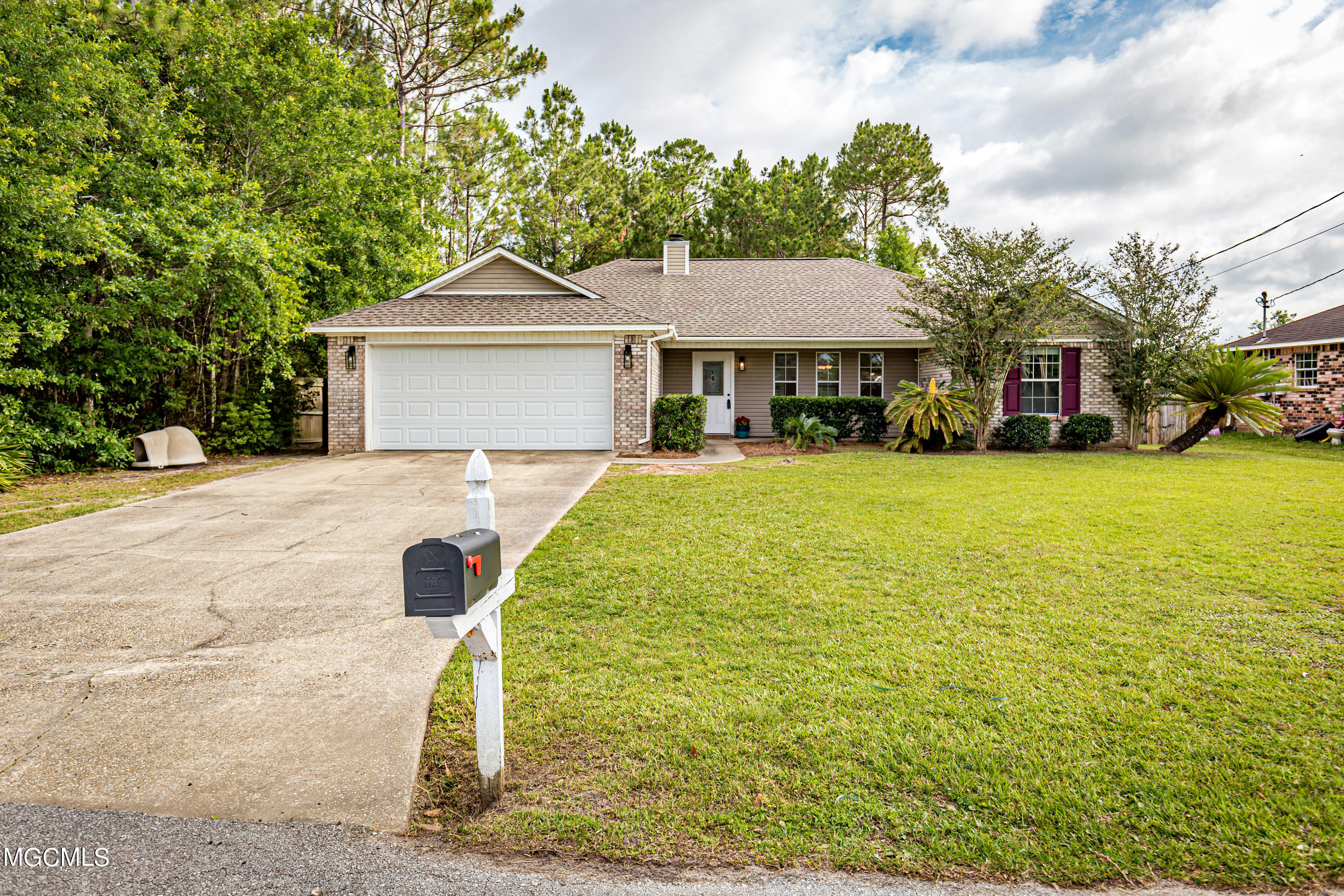 8724 Old Walnut Road Ocean Springs, MS 39564 - Photo 2 of 40 IMG_8615
