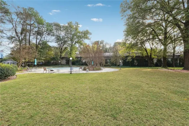 a view of a backyard