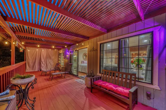 a view of a house with backyard