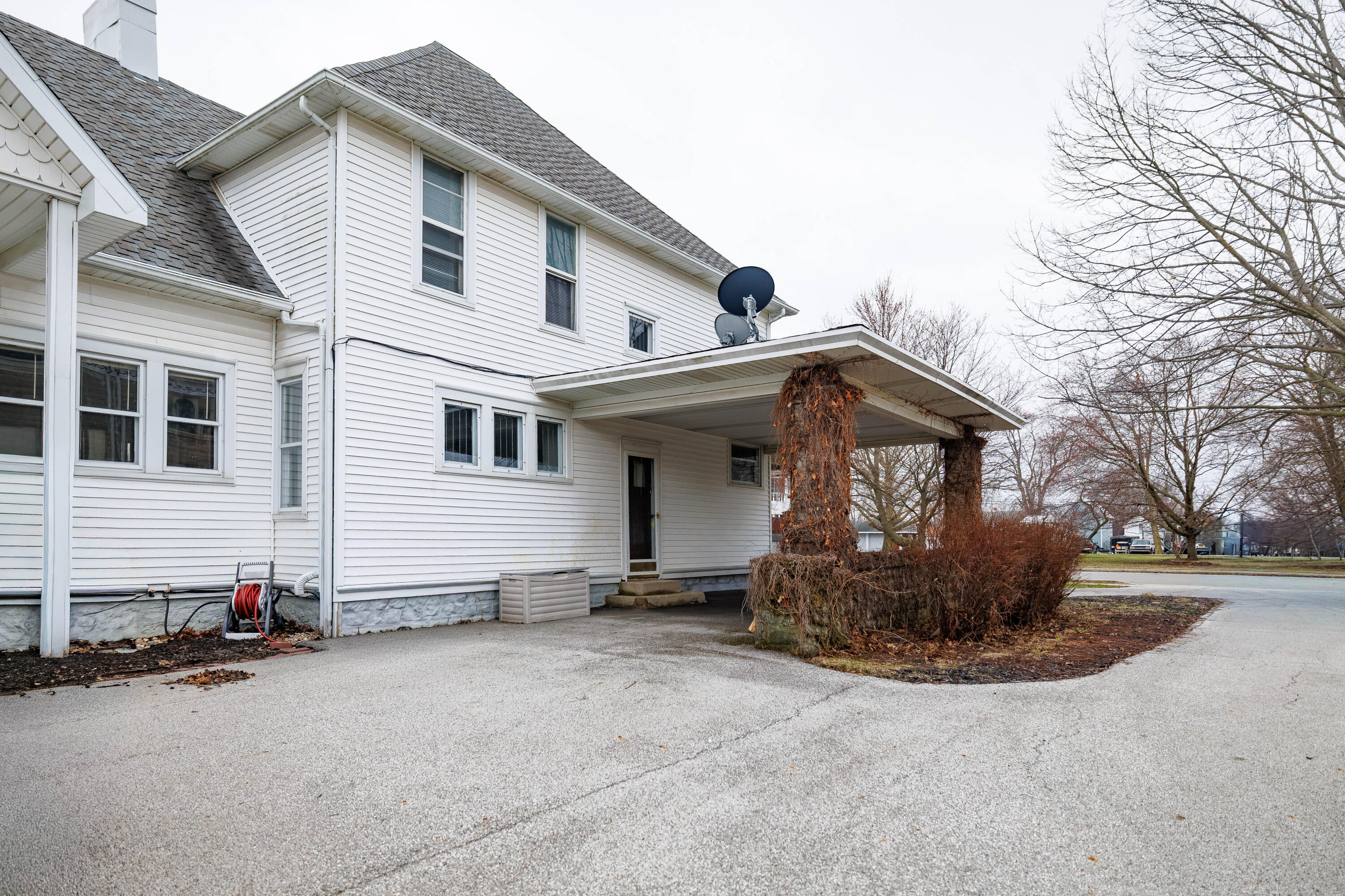 128 East Main Street Brook, IN 47922 - Photo 4 of 68 a front view of a house with a garden