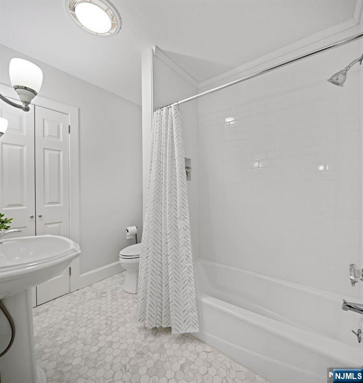 12 Midwood Road Glen Rock, NJ 07452 - Photo 16 of 30 a bathroom with a sink a toilet and a bathtub