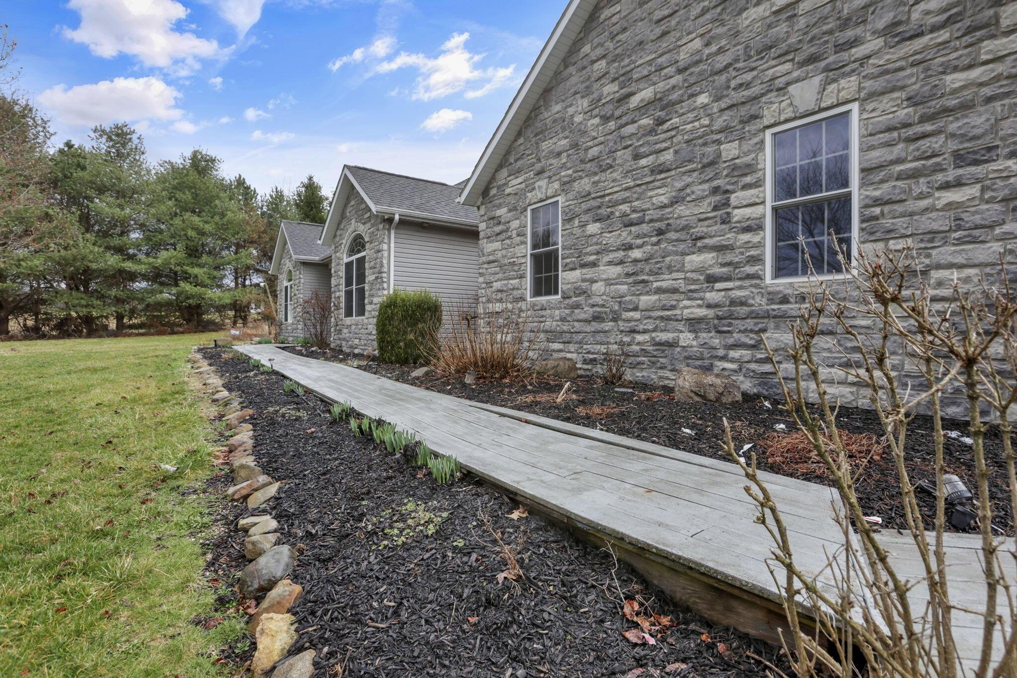 5706 Gale Road Southwest Pataskala, OH 43062 - Photo 4 of 69