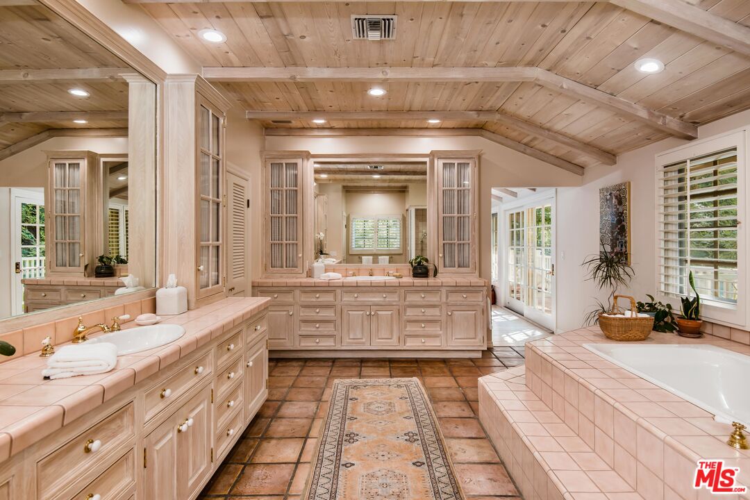 5255 Round Meadow Road Hidden Hills, CA 91302 - Photo 16 of 26 Gallery Image 16