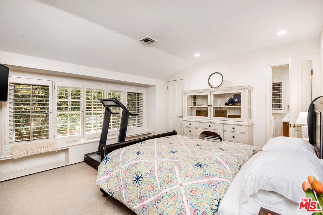 5255 Round Meadow Road Hidden Hills, CA 91302 - Photo 18 of 26 Gallery Image 18