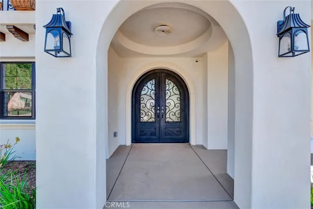 a view of entryway with washer and dryer