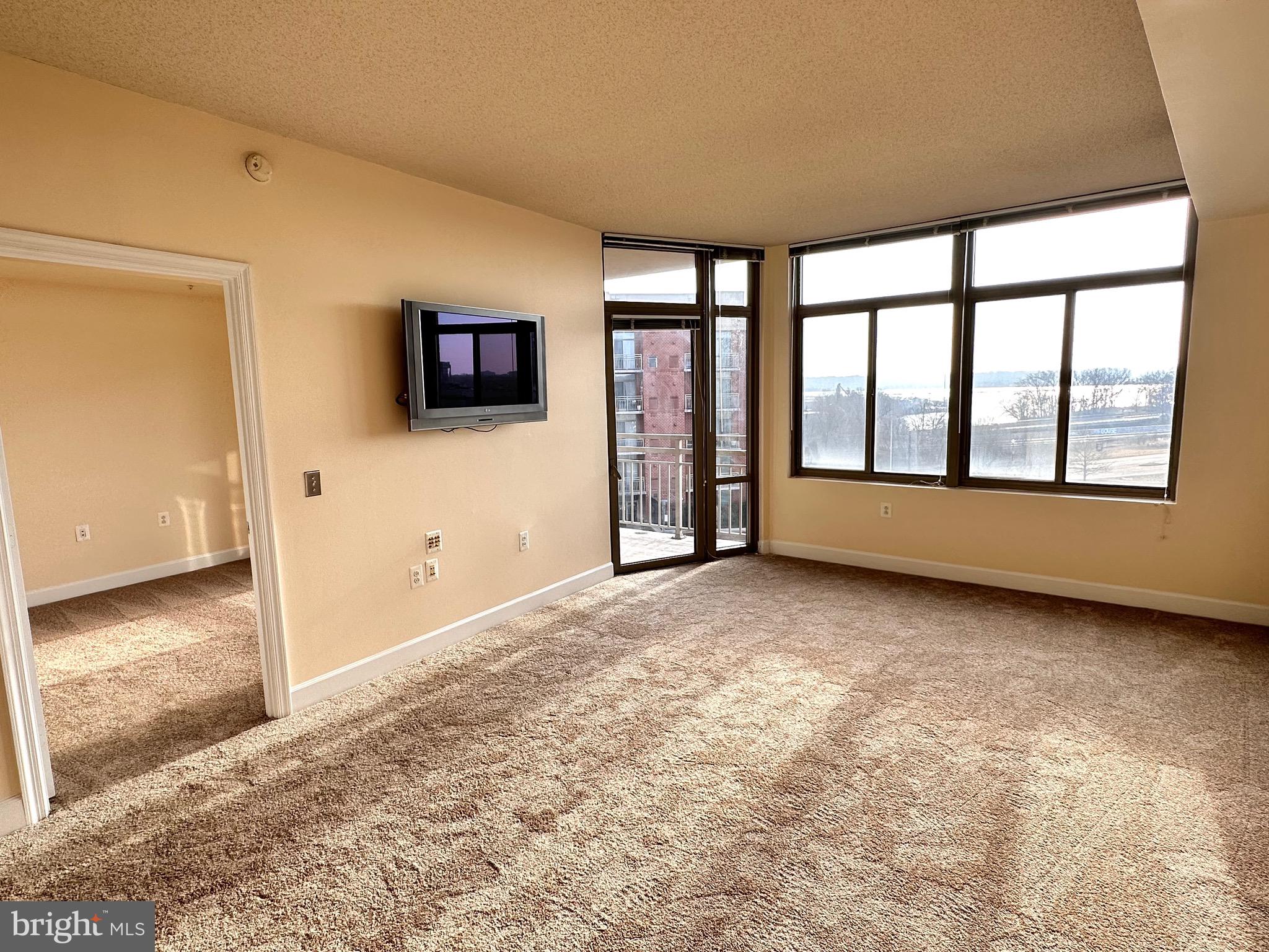3650 South Glebe Road, Unit 569 Arlington, VA 22202 - Photo 5 of 26 Living / Dining