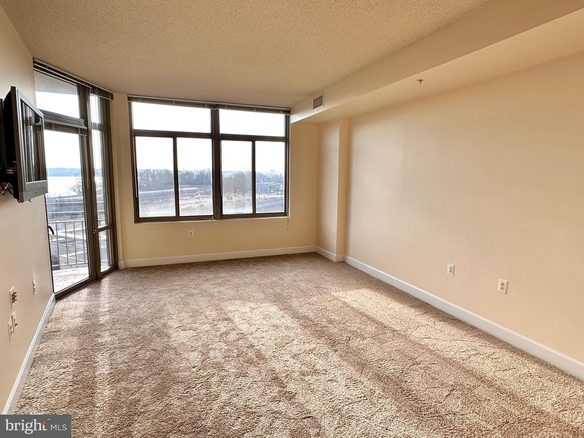 3650 South Glebe Road, Unit 569 Arlington, VA 22202 - Photo 7 of 26 Living / Dining