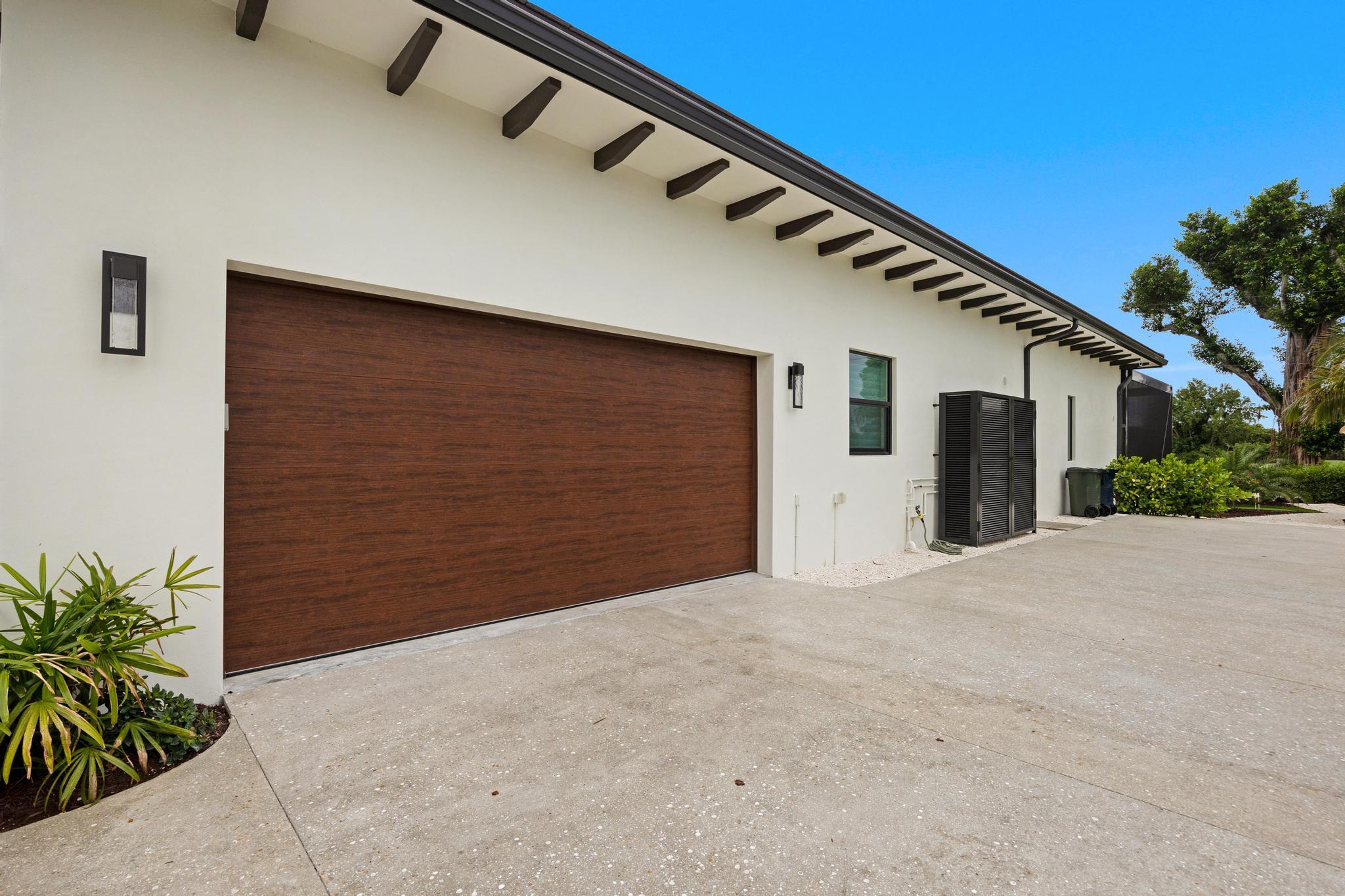22 Country Club Road Key Largo, FL 33037 - Photo 28 of 34 Garage
