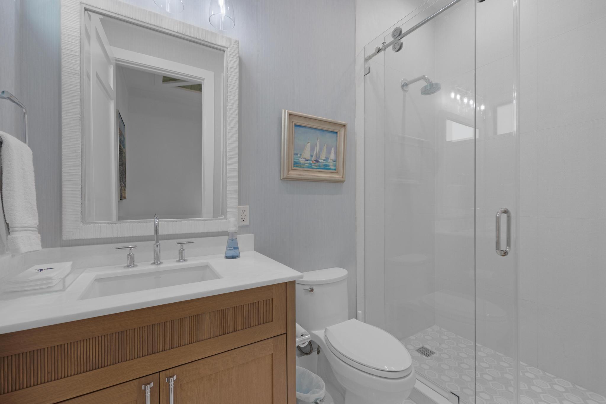 22 Country Club Road Key Largo, FL 33037 - Photo 4 of 34 Bathroom #1