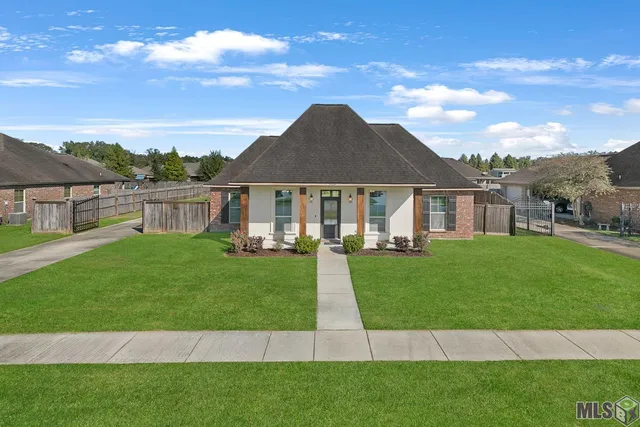 $329,000 | 10139 Autumn Court, Denham Springs, LA 70726