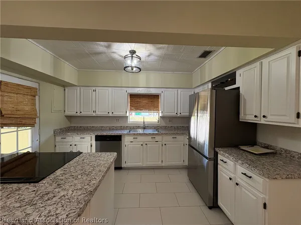 $1,800 | 401 East Main Street, Avon Park, FL 33825
