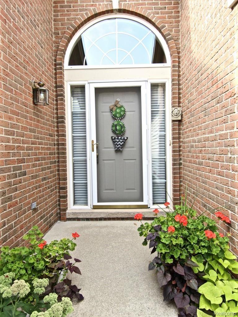 1066 Churchill Circle Rochester, MI 48307 - Photo 3 of 56 IMG_2735.jpg