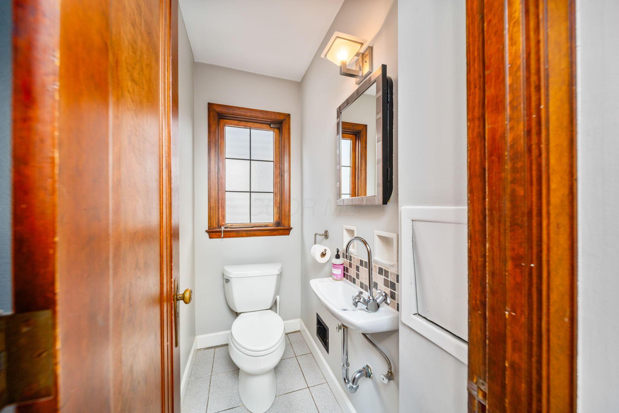 367 East Dunedin Road Columbus, OH 43214 - Photo 8 of 39 Powder Room