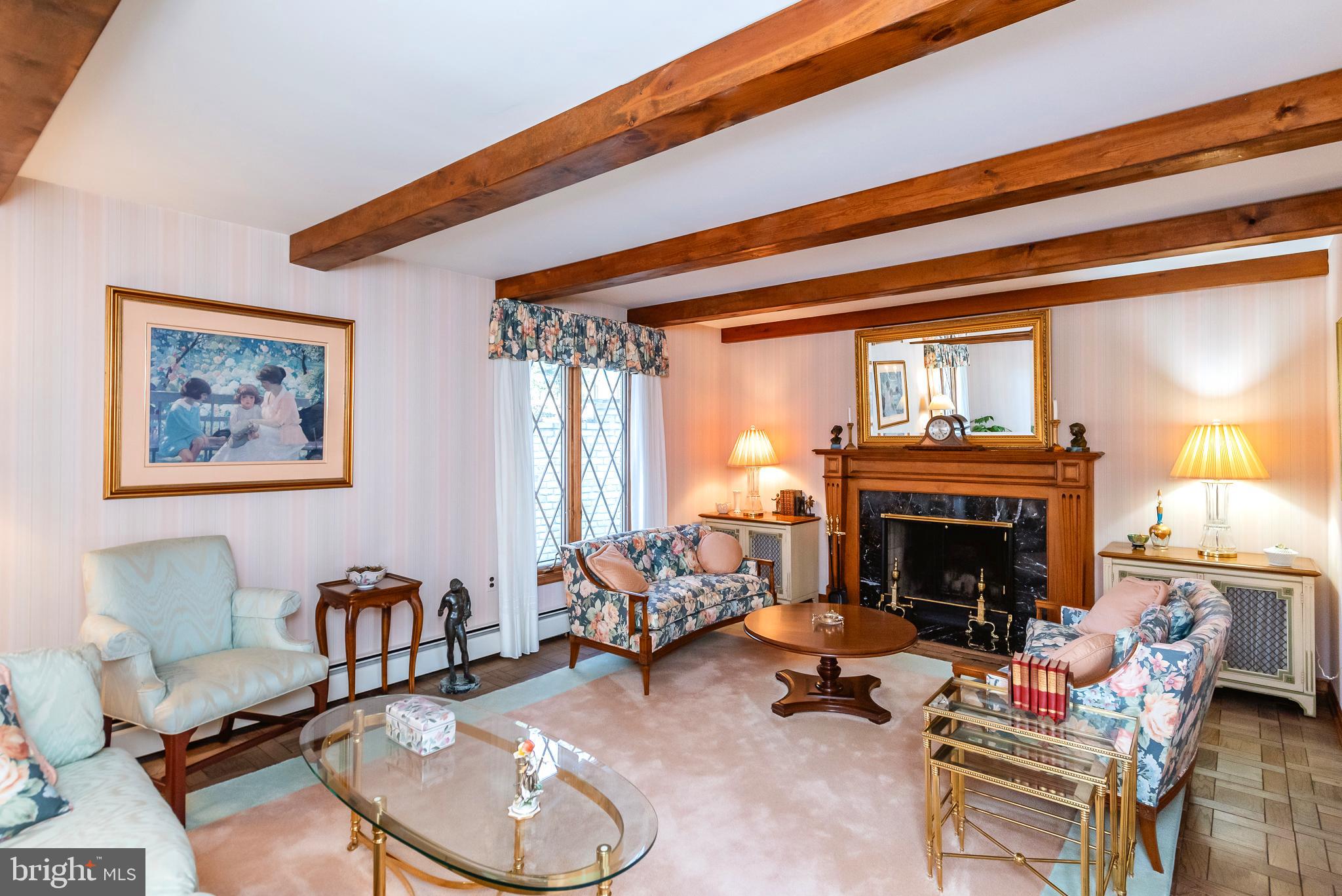 GRACIOUS LIVING RM W/FIREPLACE