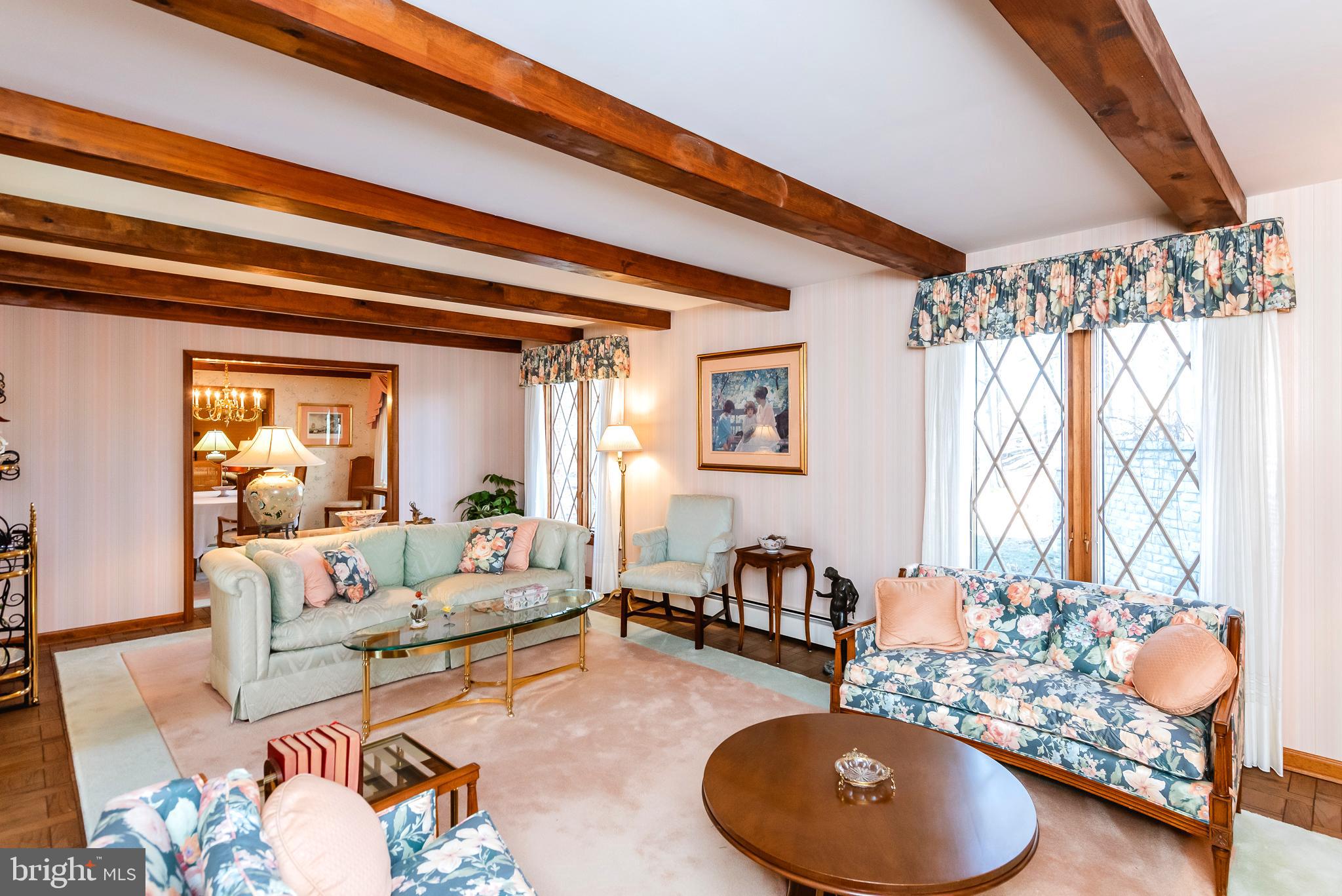 SPACIOUS LIVING RM