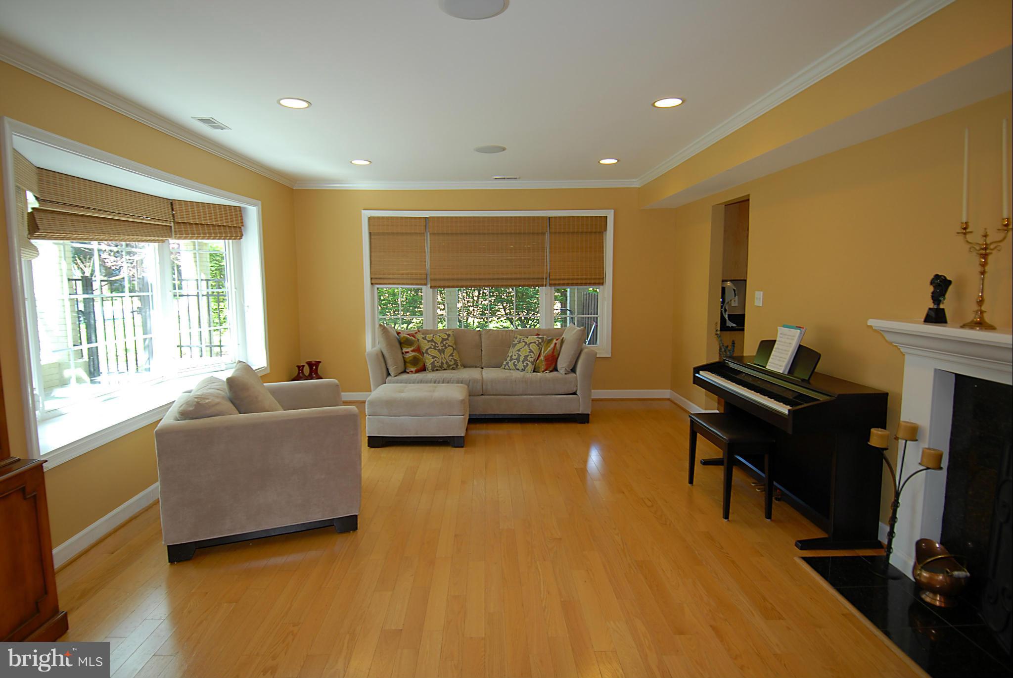 5805 Wilmett Road Bethesda, MD 20817 - Photo 23 of 30 Living Room