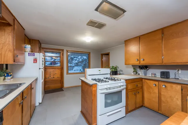 $240,000 | 216 South Martin Avenue, Waukegan, IL 60085