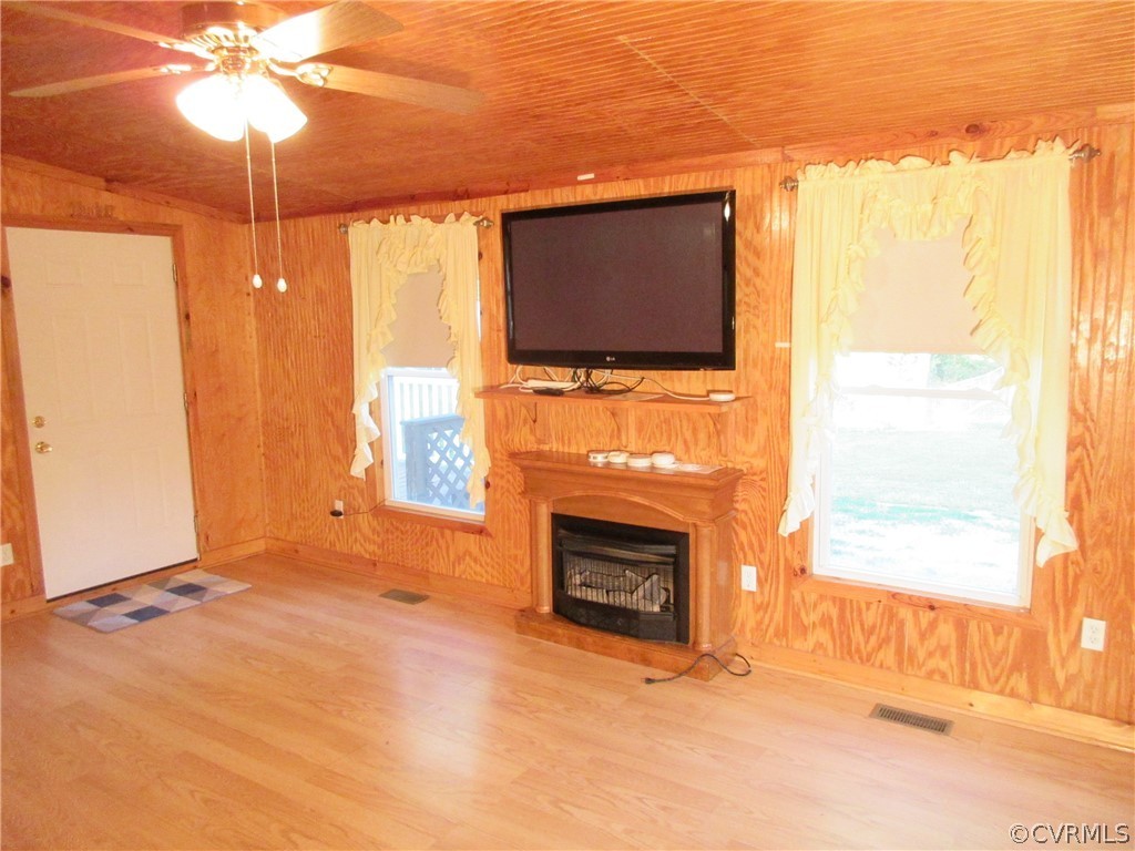 15413 Saddlebrook Road Chesterfield, VA 23838 - Photo 18 of 39 a view of empty room with fireplace and fan