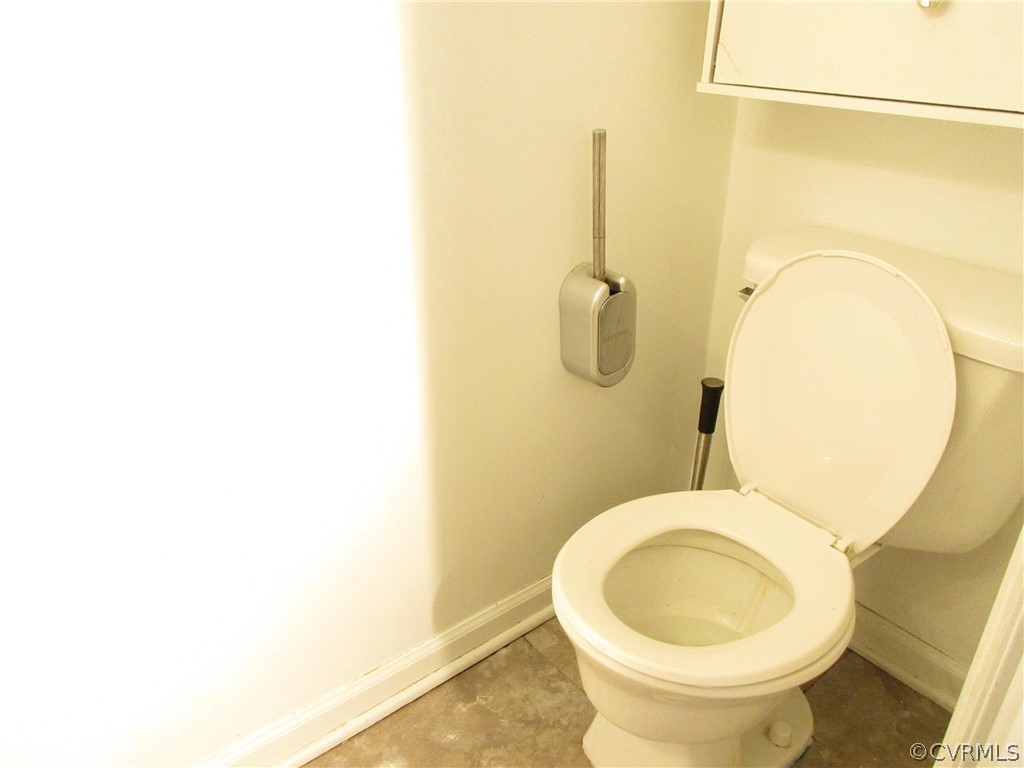 15413 Saddlebrook Road Chesterfield, VA 23838 - Photo 33 of 39 a bathroom with a toilet and a mirror