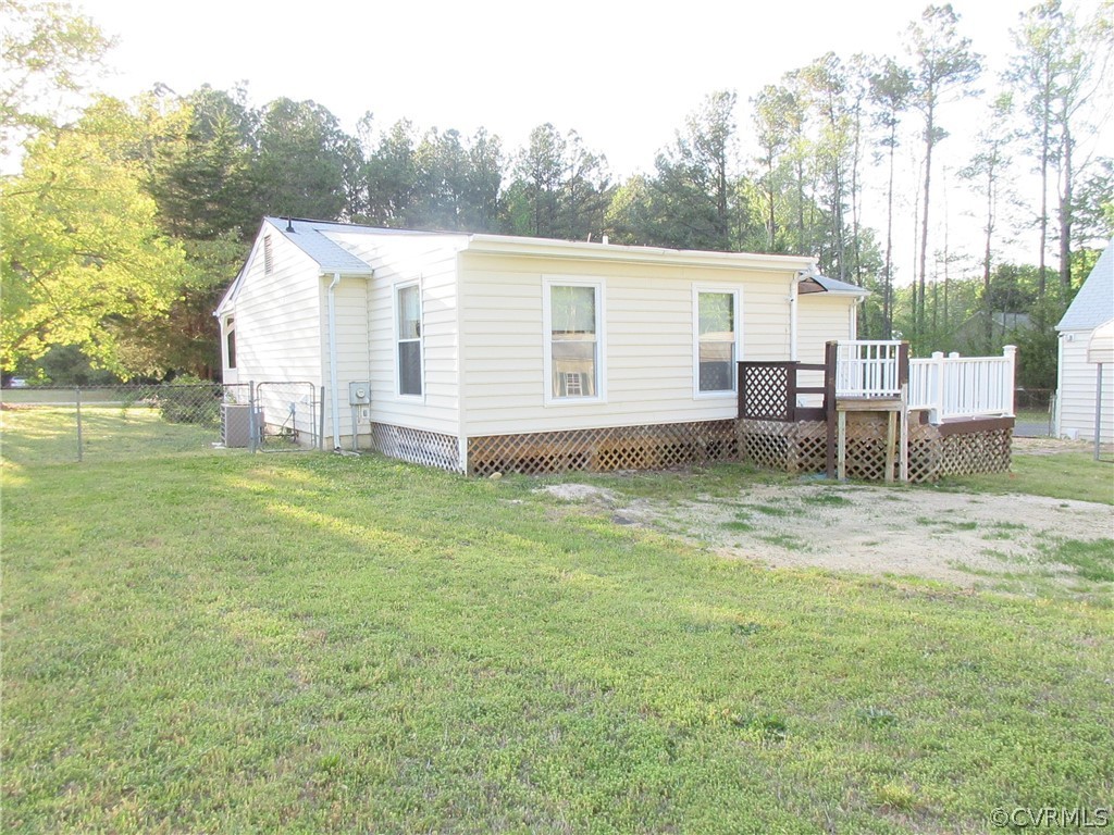 15413 Saddlebrook Road Chesterfield, VA 23838 - Photo 5 of 39 a view of a backyard with a garden and plants