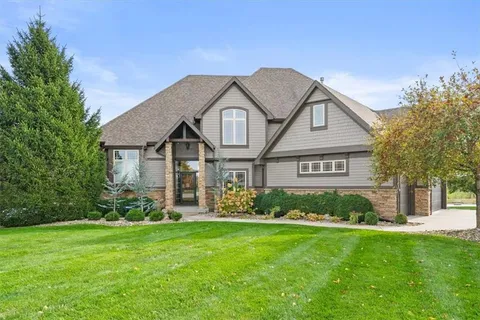 $1,025,000 | 8085 Northwest Elizabeth Ann Court, Parkville, MO 64152