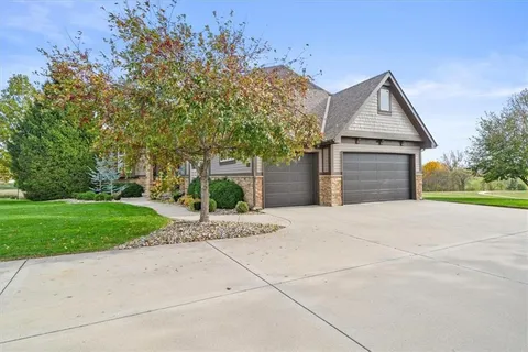 $1,025,000 | 8085 Northwest Elizabeth Ann Court, Parkville, MO 64152