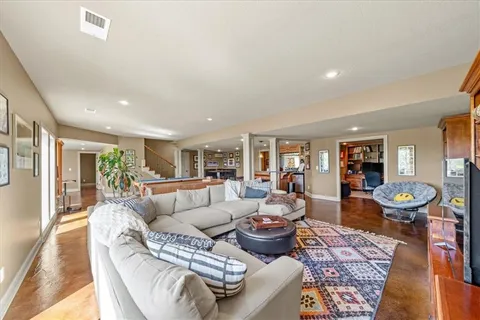 $1,025,000 | 8085 Northwest Elizabeth Ann Court, Parkville, MO 64152