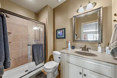 $1,025,000 | 8085 Northwest Elizabeth Ann Court, Parkville, MO 64152